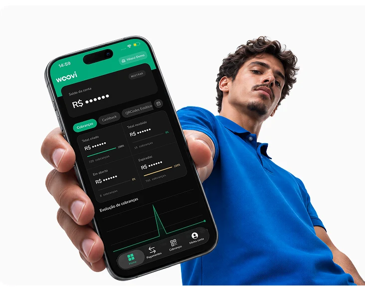 Pessoa segurando um iPhone com o app da Woovi aberto na tela inicial da conta