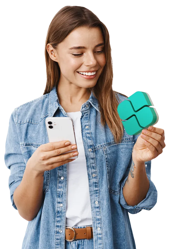 Mulher sorridente segurando um celular e um pix