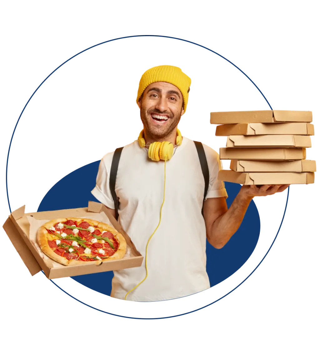 Homem feliz com caixas de pizzas em uma das mãos.
