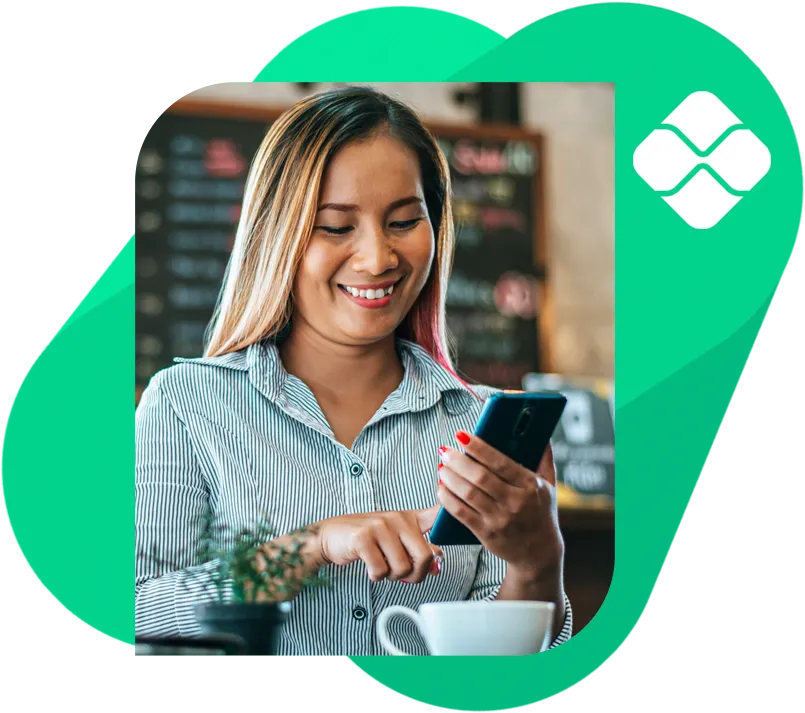 Mulher sorridente com celular em mãos