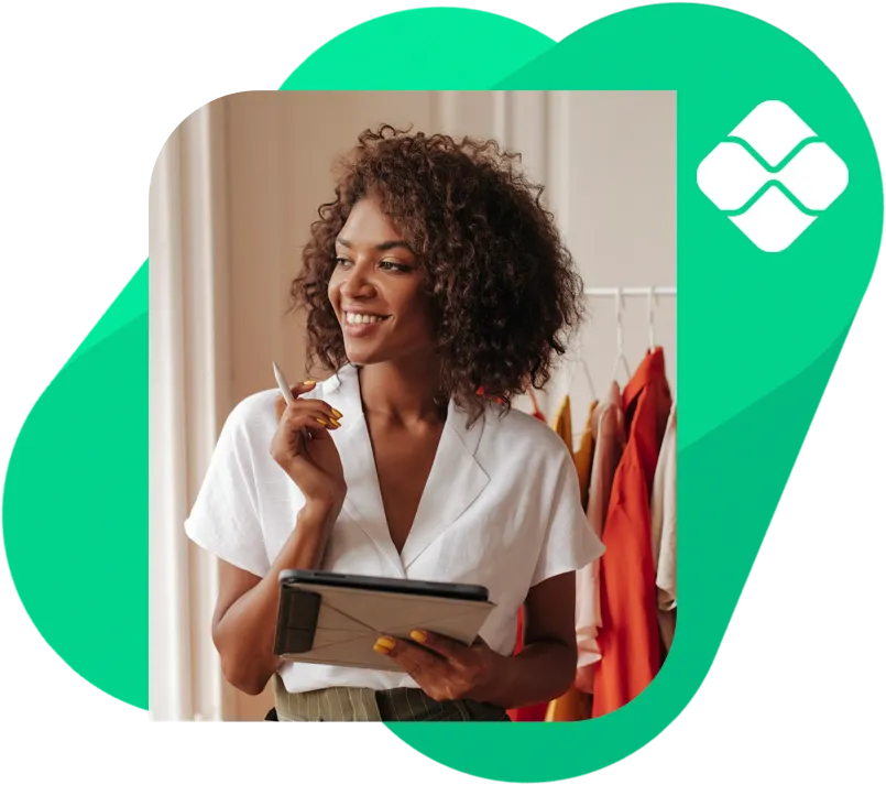 Mulher lojista com tablet em mãos