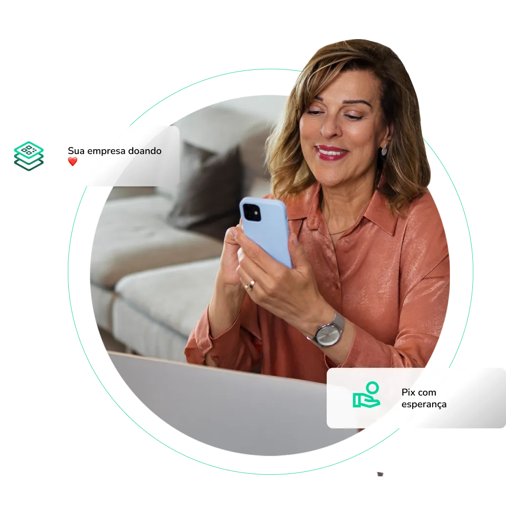 Mulher segurando um coração de papel nas mãos com o logo da Woovi